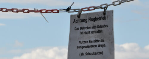 Sie möchten uns besuchen? Wir freuen uns auf Sie! Bitte beachten Sie unsere Sicherheitshinweise und Laufwege. Sie erfahren hier übrigens auch, warum Sie am Wochenende unsere Flugbetriebsfläche nicht betreten dürfen und weshalb freilaufende Hunde die Gesundheit unsere Piloten gefährdet.