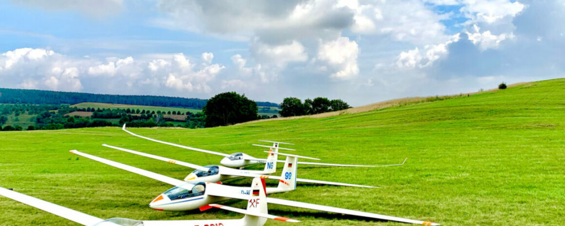 Hier finden sich detaillierte Beschreibungen und technische Spezifikationen unserer Luftfahrtzeuge. Von klassischen Doppelsitzern bis hin zu modernen Hochleistungssegelflugzeugen haben wir ein extrem breites Spektrum an unterschiedlichen Flugzeugen. Interessant für alle Fluginteressierten, Gästen und ggf. neuen zukünftigen Mitgliedern.